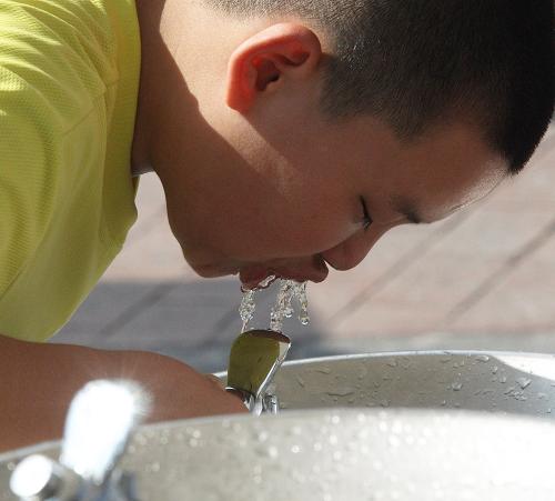 8月19日,一名游客在世博園直飲水供應(yīng)點喝水。新華社記者 汪永基 攝