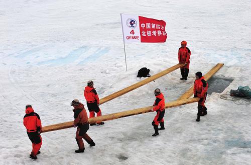 8月19日,考察隊(duì)員將“長(zhǎng)期冰站”的物資搬運(yùn)回船。新華社記者 張建松 攝