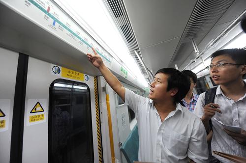 8月19日,在北京地鐵大興線義和莊站,工作人員在列車內(nèi)為記者講解。新華社發(fā)