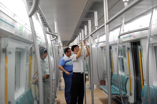 8月19日,工作人員在北京地鐵大興線義和莊站調(diào)試設(shè)備。新華社發(fā)