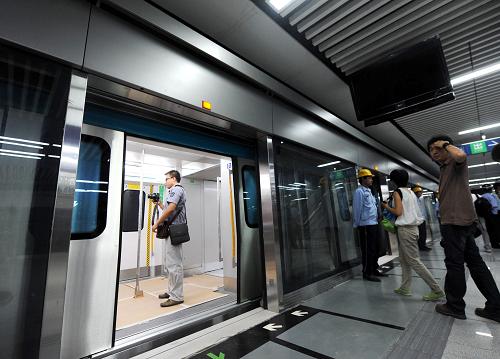 8月19日,一列軌道交通列車在北京地鐵大興線義和莊站???。新華社發(fā)