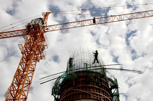 8月19日,建設(shè)者在哈密至羅布泊鐵路南湖特大橋工地施工。隨著酷暑的逐漸消退,哈(密)羅(布泊)鐵路建設(shè)者展開(kāi)攻堅(jiān)突擊,確保工期按時(shí)完成。目前,哈羅鐵路各施工段進(jìn)展順利,預(yù)計(jì)11月底可完成橋涵、路基等主體工程。哈羅鐵路全線長(zhǎng)約370公里,預(yù)計(jì)2012年實(shí)現(xiàn)開(kāi)通運(yùn)營(yíng)。新華社發(fā)(蔡增樂(lè) 攝)