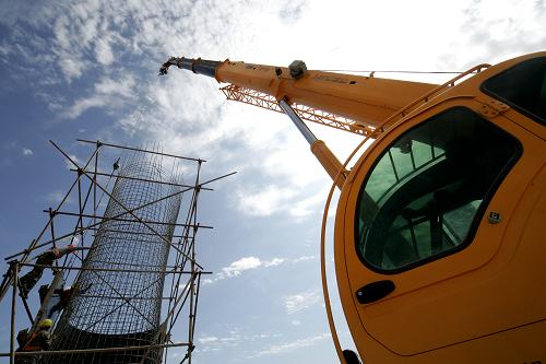8月19日,建設(shè)者在哈密至羅布泊鐵路南湖特大橋工地施工。新華社發(fā)(蔡增樂(lè) 攝)