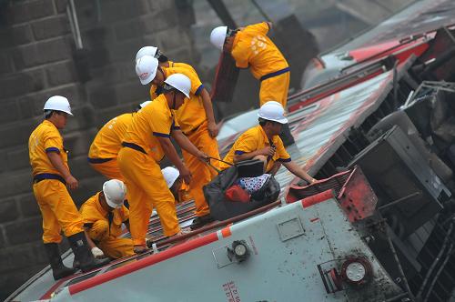 8月20日,搶險(xiǎn)人員從受損列車車廂里搶運(yùn)出旅客行李和生活用品。當(dāng)日,石亭江洪水退去,寶成鐵路搶險(xiǎn)人員將旅客行李和生活用品從K165次列車墜入河中的車廂中搶運(yùn)出來(lái),隨后對(duì)受損的車廂進(jìn)行切割和解體。目前,寶成鐵路廣漢境內(nèi)石亭江大橋的搶險(xiǎn)工作已經(jīng)接近尾聲,之后將轉(zhuǎn)入線路恢復(fù)階段。8月19日15時(shí)15分許,水害致寶成鐵路德陽(yáng)至廣漢間石亭江大橋傾斜。行至該處的西安開往昆明K165次旅客列車司機(jī)發(fā)現(xiàn)險(xiǎn)情后,緊急停車,列車工作人員迅速組織車上約1300名旅客撤往安全地帶。經(jīng)確認(rèn),沒有發(fā)生人員傷亡。新華社記者 江宏景 攝