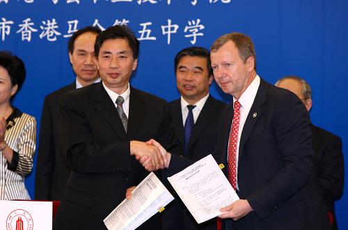 8月20日,香港馬會行政總裁應(yīng)家柏先生(前右)與四川大學(xué)校長謝和平院士出席四川大學(xué)—香港理工大學(xué)災(zāi)后重建與管理學(xué)院及香港馬會災(zāi)害管理中心簽約儀式。新華社記者 王迎 攝