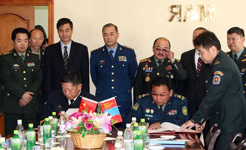 8月20日,中國(guó)人民解放軍副總參謀長(zhǎng)馬曉天(后排左四)在烏蘭巴托出席中蒙兩國(guó)國(guó)防部有關(guān)協(xié)議的簽署儀式。當(dāng)天,中國(guó)人民解放軍副總參謀長(zhǎng)馬曉天與蒙古國(guó)國(guó)防部國(guó)務(wù)秘書(shū)鮑爾巴特爾在烏蘭巴托舉行中蒙國(guó)防部第五次防務(wù)磋商。雙方就地區(qū)安全形勢(shì)、兩國(guó)防務(wù)領(lǐng)域合作以及其他共同關(guān)心的問(wèn)題深入交換了意見(jiàn)。新華社記者 阿斯鋼 攝