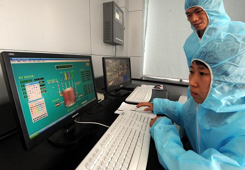 京鵬植物工廠工作人員在控制室查看閉鎖型育苗室營養(yǎng)液供應(yīng)情況(8月19日攝)。新華社記者 張旭 攝