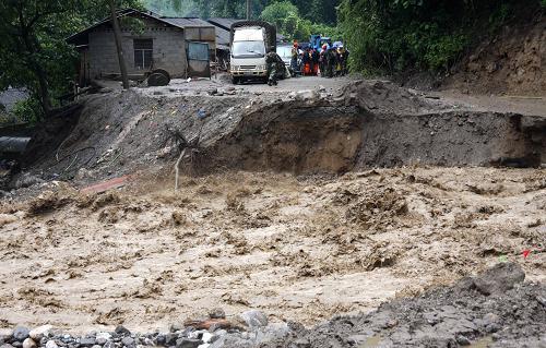 8月22日,東月谷河便橋被沖毀。由于連日降雨導(dǎo)致東月谷河水量加大,8月22日下午,云南貢山山洪泥石流災(zāi)害現(xiàn)場東月谷河便橋被沖毀近一半,導(dǎo)致連接泥石流災(zāi)害現(xiàn)場和貢山縣城的公路交通再次中斷。目前,當(dāng)?shù)毓凡块T和怒江公安邊防支隊的官兵正在抓緊架設(shè)鋼架橋。由于便橋被沖毀,通往縣城的車輛需要繞行1個半小時的鄉(xiāng)村山路才能到達縣城,而大型運輸車輛和客車則難以通行,貢山泥石流救災(zāi)現(xiàn)場和縣城物資供應(yīng)、人員交通將面臨嚴(yán)峻考驗。新華社記者 張強 攝
