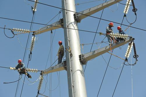 8月22日,在無錫市機場路110千伏高岷線線路技改現(xiàn)場,電力職工在安裝導線。近期江蘇無錫地區(qū)持續(xù)高溫,為應對“秋老虎”造成的用電高峰,無錫供電公司積極組織人員密切監(jiān)視市內(nèi)各條供電線路,并派出由1200多名搶修人員組成的應急分隊,快速處理用電問題,確保電網(wǎng)在高溫期間安全穩(wěn)定運行。新華社發(fā)(潘正光 攝)