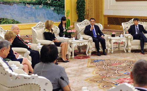 9月3日,中共中央政治局常委、國(guó)務(wù)院副總理李克強(qiáng)在北京人民大會(huì)堂會(huì)見(jiàn)來(lái)京參加第33屆世界海洋和平大會(huì)暨聯(lián)合國(guó)政府間海洋學(xué)委員會(huì)50周年慶典活動(dòng)的中外代表。新華社記者 李濤 攝