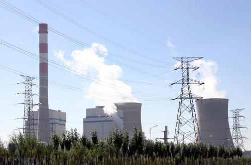 9月23日,呼和浩特市金橋熱電廠正在運(yùn)行。為加大減排力度,內(nèi)蒙古自治區(qū)火電企業(yè)脫硫設(shè)施旁路煙道擋板封閉工作日前率先在呼和浩特市金橋熱電廠啟動(dòng),這標(biāo)志著內(nèi)蒙古封閉火電企業(yè)旁路煙道工作全面展開。按照環(huán)保部相關(guān)要求,內(nèi)蒙古決定封閉火電企業(yè)脫硫設(shè)施旁路煙道擋板,杜絕火電企業(yè)隨意通過旁路向大氣直接排放二氧化硫,強(qiáng)制所有火電企業(yè)同步運(yùn)行煙氣脫硫、布袋除塵等環(huán)保設(shè)施,實(shí)現(xiàn)達(dá)標(biāo)排放。新華社記者 李云平 攝