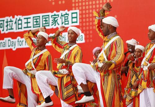 9月23日,來(lái)自沙特阿拉伯王國(guó)的演員在國(guó)家館日官方儀式上表演傳統(tǒng)民族舞蹈。新華社記者 任瓏 攝