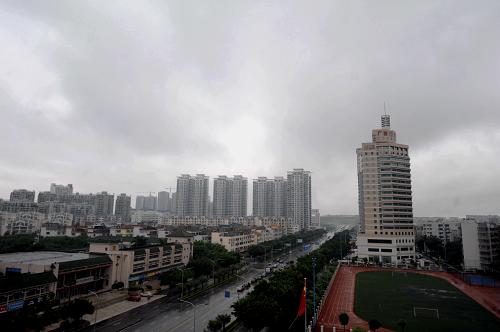 9月23日,籠罩在南寧上空的“凡亞比”殘留云系正在形成降雨。今年第11號(hào)超強(qiáng)臺(tái)風(fēng)“凡亞比”殘留云系,9月21日進(jìn)入廣西后,形成大范圍強(qiáng)降雨。9月23日,南寧發(fā)布暴雨和雷電橙色預(yù)警信號(hào),未來3天,廣西降雨天氣仍將持續(xù),但總體有減弱趨勢(shì)。目前,廣西壯族自治區(qū)防汛抗旱指揮部尚未接到災(zāi)情險(xiǎn)情報(bào)告。新華社記者 張愛林 攝
