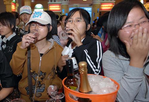 9月23日,在煙臺國際博覽中心,市民爭相品嘗葡萄美酒。新華社記者 郭緒雷 攝