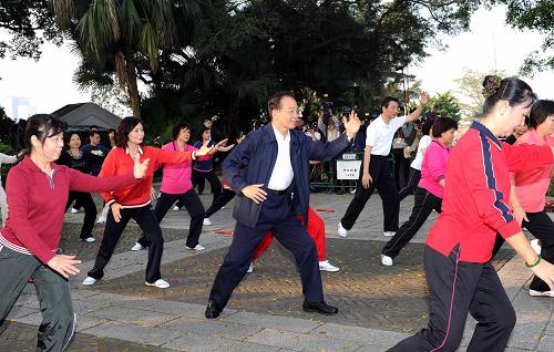 11月14日,國(guó)務(wù)院總理溫家寶來(lái)到澳門大炮臺(tái)花園,同在這里晨練的市民親切交流,一起練習(xí)太極拳并學(xué)練太極扇。新華社記者 饒愛(ài)民 攝