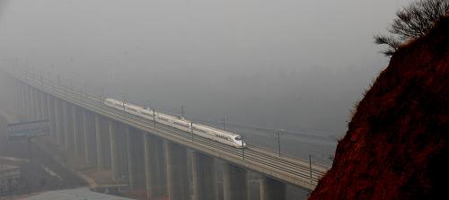 2010年2月6日,鄭西高速鐵路正式開通,一輛高速列車從河南省三門峽市的山區(qū)飛速駛過。新華社記者 趙鵬 攝