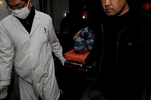12月8日凌晨,一名遇難礦工的遺體升井。12月7日19時40分,位于河南省三門峽市澠池縣的河南義馬煤業(yè)集團(tuán)巨源煤業(yè)公司發(fā)生瓦斯爆炸,共造成13人死亡。截至早晨6時遇難礦工的遺體全部升井,救援工作結(jié)束。新華社記者 朱祥 攝