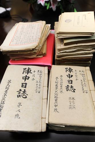 這是12月13日拍攝的日本友人大東仁征集的文物史料。新華社記者 韓瑜慶 攝