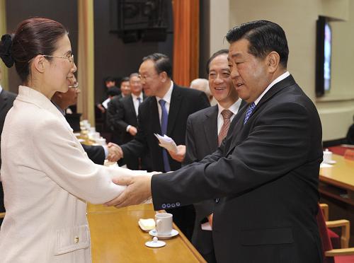 12月13日,“身邊的榜樣——樹立和踐行社會(huì)主義核心價(jià)值體系先進(jìn)人物事跡報(bào)告會(huì)”在北京人民大會(huì)堂舉行。中共中央政治局常委、全國(guó)政協(xié)主席賈慶林出席會(huì)議并講話。新華社記者 黃敬文 攝