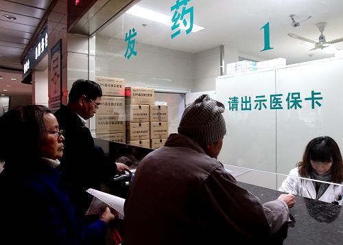 12月13日,患者在上海市白玉社區(qū)衛(wèi)生服務(wù)中心領(lǐng)取處方藥品。新華社記者 陳飛 攝