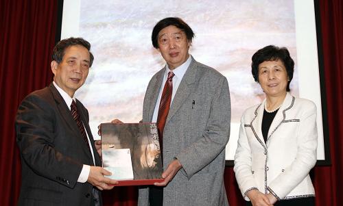 12月14日,著名學(xué)者、開明畫院院長馮驥才向臺灣藝術(shù)大學(xué)贈送自己的畫集。新華社記者 宋立東 攝