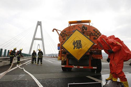 12月16日,消防隊(duì)員在演練中查找?;奋囕v的泄漏點(diǎn)。當(dāng)日,重慶市多部門聯(lián)合舉行首次橋梁危化品應(yīng)急救援演練。本次演練模擬在長(zhǎng)江大橋上發(fā)生多車相撞事故,造成一輛運(yùn)載?;返墓捃囆孤?。救援人員第一時(shí)間趕到現(xiàn)場(chǎng),經(jīng)過(guò)2個(gè)小時(shí)的救援和處置,道路恢復(fù)通行。新華社記者 陳誠(chéng) 攝