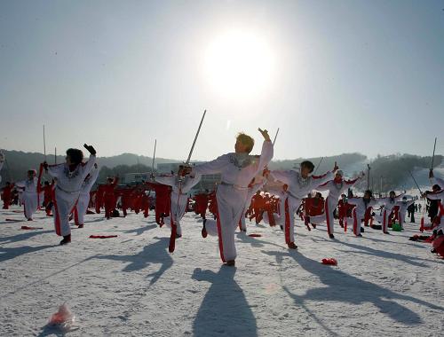 12月16日,大型太極劍表演隊(duì)亮相沈陽東北亞滑雪場。新華社發(fā)(潘恩戰(zhàn) 攝)