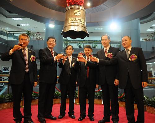 這是12月15日,創(chuàng)業(yè)板公司新上市公司代表舉杯慶祝上市成功。新華社記者 王浩明 攝
