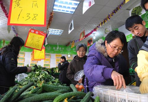 12月17日,洛陽市民在“好菜籃”綠色果蔬園蔬菜直銷店買菜。河南省洛陽市首家蔬菜直銷店——“好菜籃”綠色果蔬園12月初開業(yè)以來受到當?shù)厥忻袂嗖A。該店是由河南綠錦農(nóng)業(yè)開發(fā)有限公司投資創(chuàng)辦的,大部分蔬菜都是來自該公司位于宜陽縣蔬菜基地的新鮮菜,價格低于市場價,部分特價菜只是超市菜價的一半。在這家40多平方米的小店,每天都擠滿了前來阿買菜的市民,預計今年春節(jié)前還將有3家直銷店在洛陽開業(yè)。新華社記者 趙鵬 攝