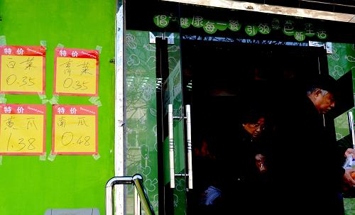 河南省洛陽市首家蔬菜直銷店——“好菜籃”綠色果蔬園12月初開業(yè)以來受到當?shù)厥忻袂嗖A。該店是由河南綠錦農(nóng)業(yè)開發(fā)有限公司投資創(chuàng)辦的,大部分蔬菜都是來自該公司位于宜陽縣蔬菜基地的新鮮菜,價格低于市場價,部分特價菜只是超市菜價的一半。在這家40多平方米的小店,每天都擠滿了前來買菜的市民,預計今年春節(jié)前還將有3家直銷店在洛陽開業(yè)。新華社記者 趙鵬 攝