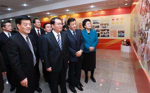 12月17日,中共中央政治局常委李長春來到中國傳媒大學(xué),就加強國際傳播后備人才培養(yǎng)工作進行調(diào)研。中共中央政治局委員、書記處書記、中宣部部長劉云山,中共中央政治局委員、國務(wù)委員劉延?xùn)|一同調(diào)研。這是李長春等領(lǐng)導(dǎo)同志參觀“傳媒為我揚帆,我為傳媒領(lǐng)航”主題展覽。新華社記者 龐興雷 攝