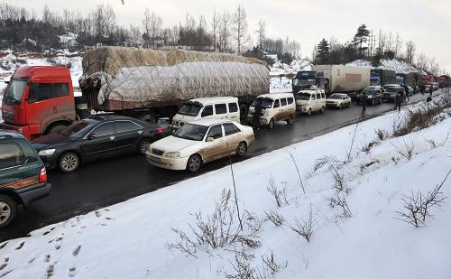 這是受阻排隊(duì)的車(chē)輛(1月19日攝)。新華社記者 陳海寧 攝