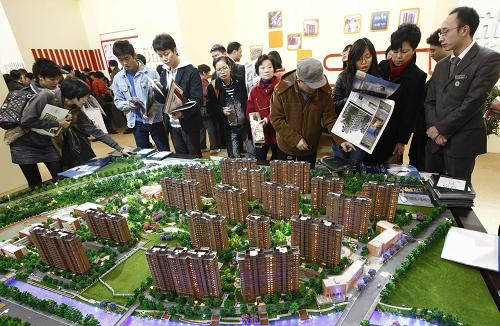 市民正在上海之春房展會上參觀樓盤模型(2010年3月18日攝)。1月27日,備受關(guān)注的上海房產(chǎn)稅試點(diǎn)細(xì)則“浮出水面”。上海市人民政府當(dāng)日印發(fā)《上海市開展對部分個(gè)人住房征收房產(chǎn)稅試點(diǎn)的暫行辦法》,于28日起對上海居民家庭新購第二套及以上住房和非上海居民家庭的新購住房征收房產(chǎn)稅,稅率因房價(jià)高低分別暫定為0.6%和0.4%。新華社記者 裴鑫 攝