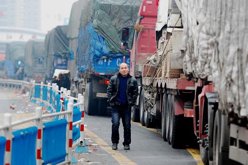 1月27日,在福銀高速昌九段,一名司機(jī)下車等待放行。新華社發(fā)(胡國(guó)林 攝)
