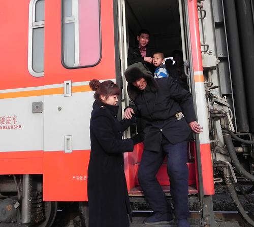 1月27日,K7909次列車乘務(wù)員正在扶一位老人下車。春運(yùn)開始以來,內(nèi)蒙古集通鐵路(集團(tuán))有限責(zé)任公司加強(qiáng)旅客乘降組織工作,嚴(yán)防“三品”進(jìn)站上車,最大限度滿足旅客出行需求,確保春運(yùn)工作安全有序進(jìn)行。截至目前,集通鐵路已實(shí)現(xiàn)安全生產(chǎn)2683天。新華社記者 鄒儉樸 攝