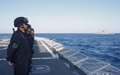 3月16日,中國(guó)海軍第七批護(hù)航編隊(duì)“舟山”艦特戰(zhàn)隊(duì)員在甲板列隊(duì)歡迎第八批護(hù)航編隊(duì)到來。新華社記者 范軍威 攝