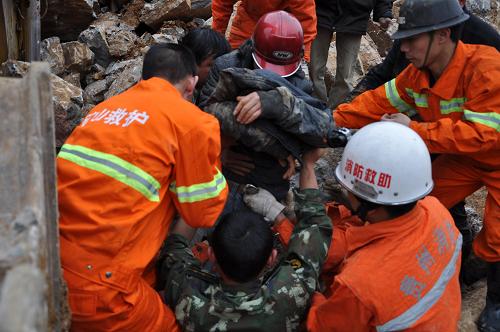 3月16日,消防官兵正在緊張營(yíng)救。新華社發(fā)(張冰 攝)