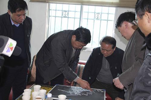 3月28日,相關(guān)領(lǐng)導(dǎo)研究貴州省六盤水市盤縣淤泥鄉(xiāng)羅多煤礦煤與瓦斯突出事故救援方案。當(dāng)日凌晨3時30分左右,六盤水市盤縣淤泥鄉(xiāng)羅多煤礦11007回風(fēng)上山掘進工作面發(fā)生一起煤與瓦斯突出事故,事發(fā)時井下當(dāng)班95人,經(jīng)自救和縣礦山救護隊施救,84人安全升井。目前救援工作已經(jīng)基本結(jié)束,事故造成8人死亡,3人受傷。事故原因正在調(diào)查中,有關(guān)善后工作正在進行。新華社發(fā)