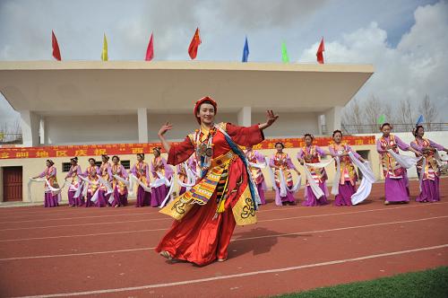 3月28日,演員在西藏日喀則地區(qū)職業(yè)技術(shù)學(xué)校操場(chǎng)上表演節(jié)目。當(dāng)日是“西藏百萬農(nóng)奴解放紀(jì)念日”,西藏日喀則地區(qū)演員為當(dāng)?shù)鼐用瘾I(xiàn)上精彩的文藝演出,慶祝該紀(jì)念日。新華社發(fā)(何勝科 攝)