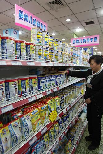 3月29日,四川省眉山市一家超市的營業(yè)員在整理乳制品。為完善和規(guī)范流通環(huán)節(jié)乳制品市場主體準(zhǔn)入,國家工商行政管理總局決定在《食品流通許可證》經(jīng)營項目中增設(shè)乳制品(含嬰幼兒配方乳粉)或乳制品(不含嬰幼兒配方乳粉)。從今年4月1日起,凡申請乳制品經(jīng)營的,必須到工商部門申領(lǐng)相應(yīng)的《食品流通許可證》。對已從事乳制品經(jīng)營的,也應(yīng)在今年7月底前主動到工商部門申請變更許可項目和經(jīng)營范圍。新華社發(fā)(姚永亮 攝)