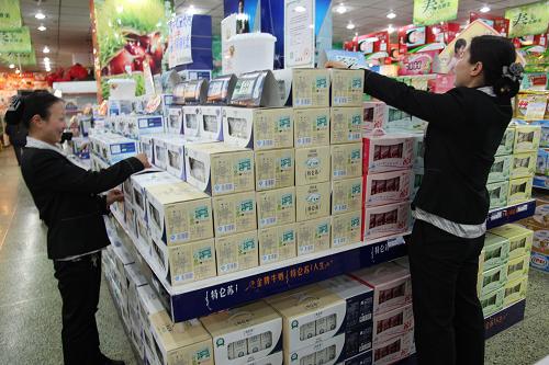 3月29日,四川省眉山市一家超市的營業(yè)員在整理乳制品。新華社發(fā)(姚永亮 攝)