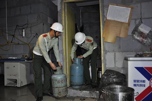 4月27日,執(zhí)法人員將“三合一”小型加工廠內(nèi)的液化氣罐等危險品轉(zhuǎn)移至安全地帶。新華社發(fā)
