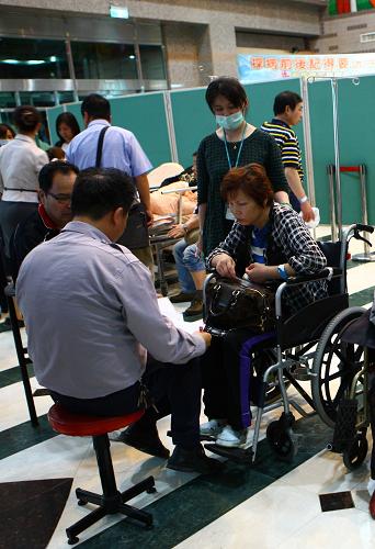 4月27日,在臺灣嘉義市的圣瑪爾定醫(yī)院,警方人員向幾位在阿里山火車事故中受輕傷的浙江游客了解情況。當(dāng)日中午,臺灣阿里山發(fā)生小火車翻車事故。目前,數(shù)十名傷者都已送到山下嘉義地區(qū)的醫(yī)院接受救治。新華社記者 龔兵 攝
