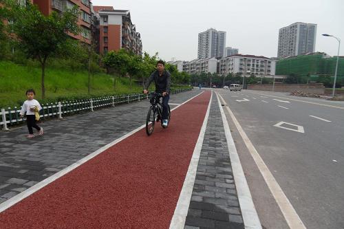 5月31日,市民在新建的專用自行車道上騎行。新華社發(fā)(周會 攝)