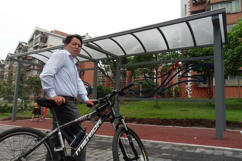 5月31日,市民在新建的專用自行車道沿途的“自行車站”休息。新華社發(fā)(周會 攝)