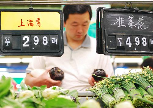 5月31日,市民在江西九江市一家超市選購(gòu)蔬菜。新華社發(fā)(胡國(guó)林 攝)
