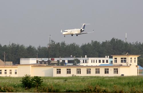 5月31日,重慶—濰坊—大連航線段一架來自重慶的首航飛機(jī)抵達(dá)濰坊機(jī)場(chǎng)。當(dāng)日,山東省濰坊機(jī)場(chǎng)重慶—濰坊—大連航線正式開通。據(jù)悉,該航線由華夏航空公司執(zhí)飛,每周二、四、六往返飛行,是濰坊機(jī)場(chǎng)繼北京、上海、廣州等地航線之后開通的第4條客運(yùn)航線。新華社發(fā)(孫樹寶 攝)