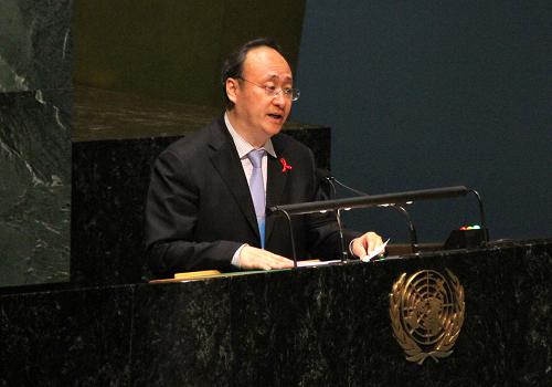 6月9日,出席第65屆聯(lián)合國大會艾滋病問題高級別會議的中國代表團團長、衛(wèi)生部副部長尹力在紐約聯(lián)合國總部發(fā)表講話。尹力當天在會上發(fā)言時呼吁國家、組織和個人積極行動起來,加強團結合作,明確防治責任,建立共同防治艾滋病機制。新華社記者 閆歡 攝