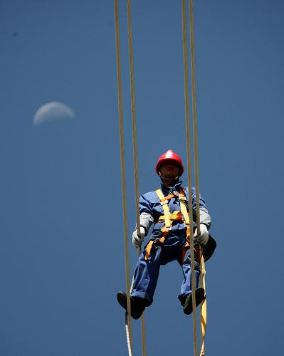 7月24日,青海省電力公司工作人員在高空對(duì)輸電線路進(jìn)行驗(yàn)收。新華社發(fā)(王文 攝)