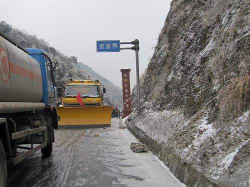 大型除冰機械在資源縣通往興安至桂林的公路路面施工(攝于1月4日)。新華社記者 王軍偉 攝